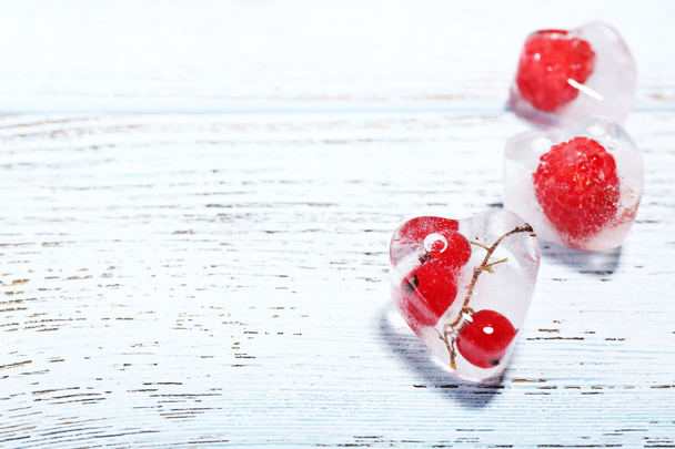 Eiswürfel mit roten Johannisbeeren - Foto, Bild