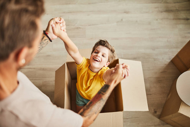 Happy Boy hrát v krabici s tátou - Fotografie, Obrázek