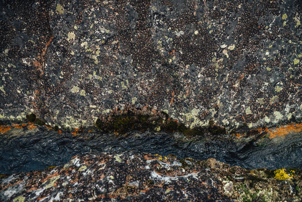 Γραφική φύση φόντο τυρκουάζ καθαρό ρεύμα νερού μεταξύ βράχων με βρύα και λειχήνες. Ατμοσφαιρικό ορεινό τοπίο με βρύα πέτρες σε διαφανές ορεινό ρυάκι. Όμορφο ορεινό ρεύμα. - Φωτογραφία, εικόνα