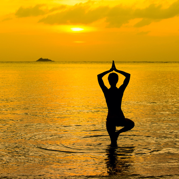 Yoga women silhouette, working on poses at sunset - Фото, зображення