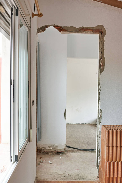 Casa en construcción vista interior de un marco de puerta - Foto, Imagen