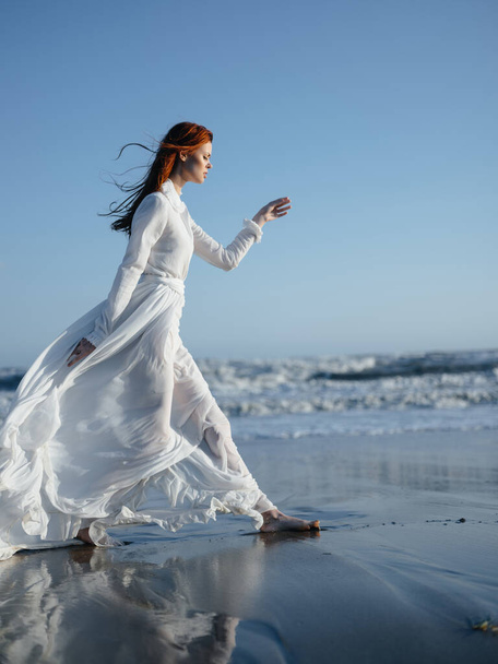 mujer bonita en vestido blanco playa océano estilo de vida lujo - Foto, imagen