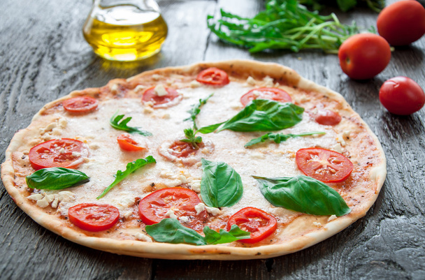 pizza rustica italiana con mozzarella, formaggio e basilico
 - Foto, immagini