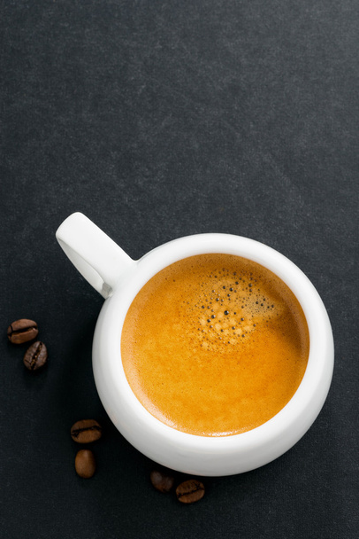 xícara de café expresso em um fundo preto, vista superior
 - Foto, Imagem