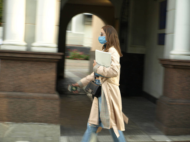 Young business woman walking down the street  - Φωτογραφία, εικόνα