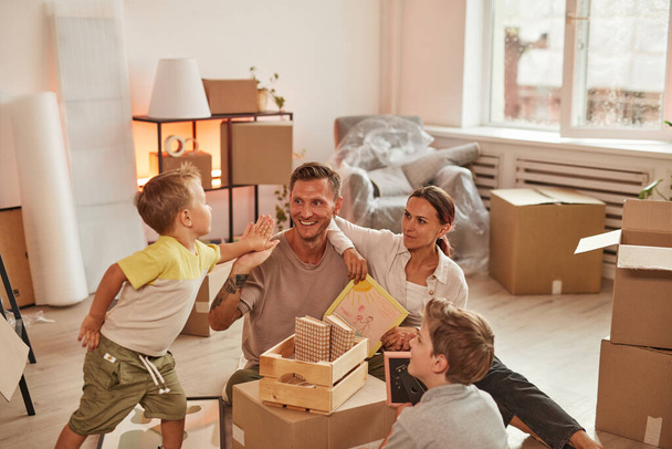 Happy Family Unpacking Box in New House - Valokuva, kuva