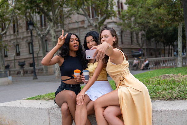Fidanzate multietniche scattare selfie in città - Foto, immagini