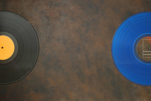Disque vinyle bleu sur fond rouillé. Style rétro. Vue du dessus - Photo, image