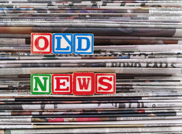 Vecchi giornali accatastati e "Old News" è scritto in lettere di blocco
 - Foto, immagini