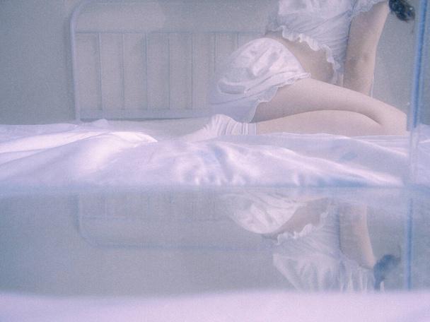 a closeup shot of a white bed with a pink cloth - Fotografie, Obrázek