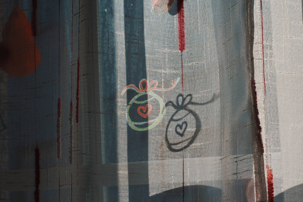 Bola de navidad pintada en ventana - Фото, изображение