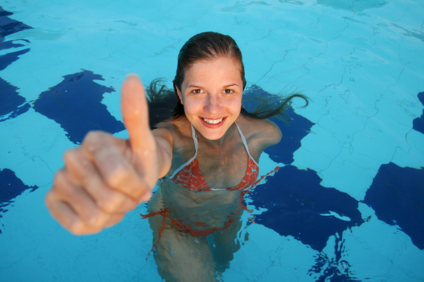 Mujer en la piscina
 - Foto, imagen