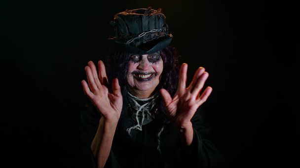 Děsivé starší žena s halloween čarodějnice make-up vlny ruka dlaň v ahoj hi gesto vítá - Fotografie, Obrázek