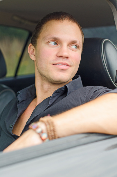 Portrait d'un bel homme dans la voiture
. - Photo, image