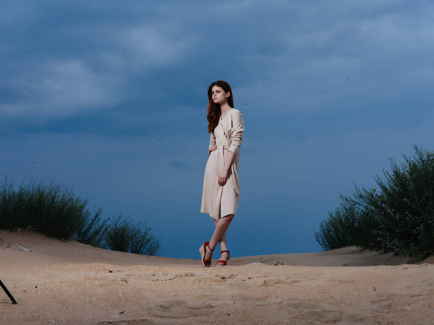 ελκυστική γυναίκα με τα πόδια κατά μήκος της παραλίας άμμο τροπικές μόδα τρόπο ζωής - Φωτογραφία, εικόνα