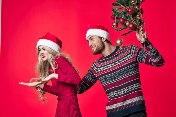 allegro giovane coppia Natale vacanza rosso sfondo decorazione - Foto, immagini