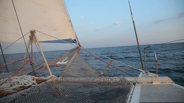 uitzicht vanaf het dek van een jacht op de zee in de zonsondergang tijd - Video