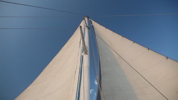 Vitorla egy vitorlás hajó elleni ég - Felvétel, videó