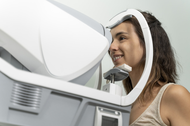 Menina recebendo um olho check-up com um tonômetro - Foto, Imagem