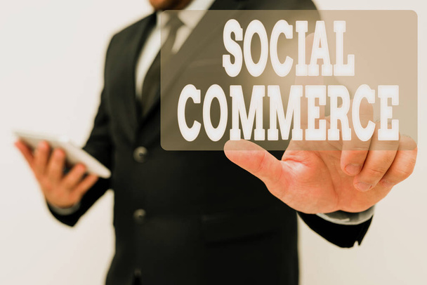 Podpis koncepcyjny "Social Commerce". Internet Concept wykorzystuje portale społecznościowe przy zakupie produktów Prezentacja pomysłów na nowe technologie Dyskusja o poprawie technologii - Zdjęcie, obraz
