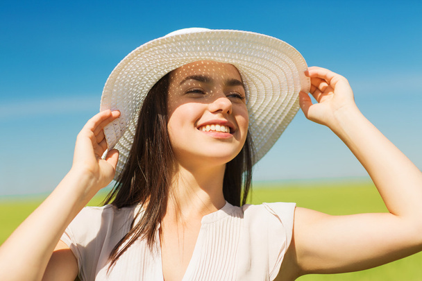 smiling young woman in straw hat outdoors - Fotografie, Obrázek