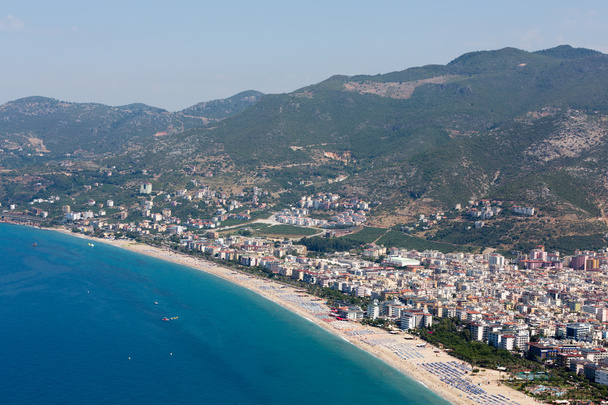 Alanya - η παραλία της Κλεοπάτρας. Η Αλάνια είναι ένα από τα πιο δημοφιλή παραθαλάσσια θέρετρα στην Τουρκία - Φωτογραφία, εικόνα