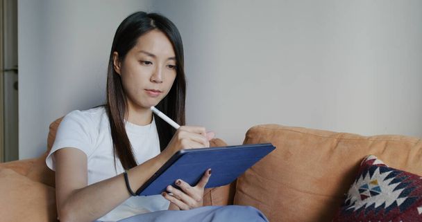Woman sketch on tablet computer at home - Fotografie, Obrázek