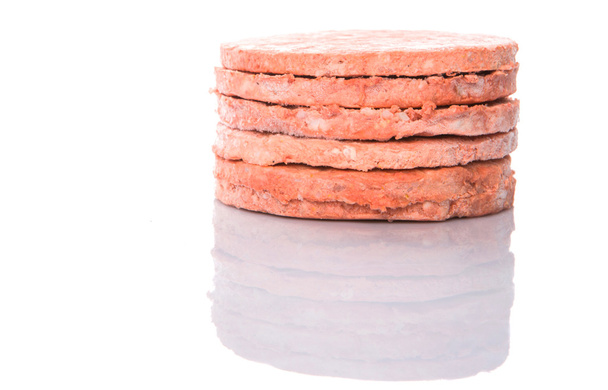 hamburger surowy wołowiny mięso mrożone na białym tle - Zdjęcie, obraz