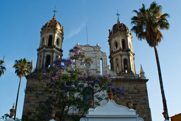 Frente de las torres del Santuario de Nuestra Senora de la Soledad en San Pedro, Tlaquepaque, Jalisco, Mexico - Fotografie, Obrázek