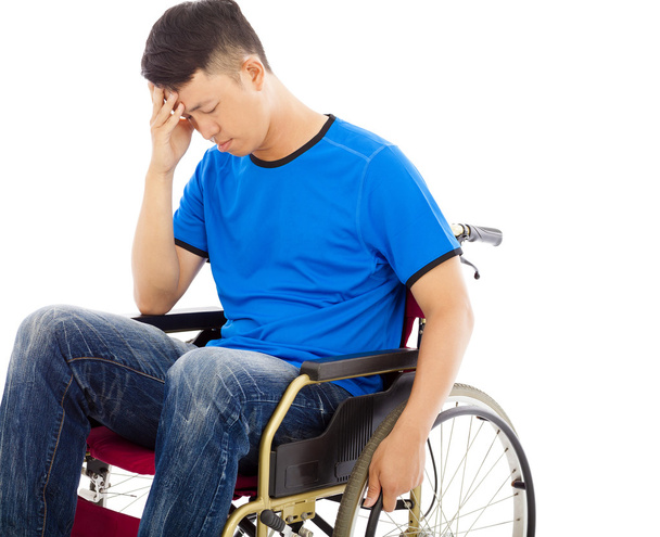 zdenerwowany niepełnosprawnych człowiek siedzi na wózku inwalidzkim - Zdjęcie, obraz