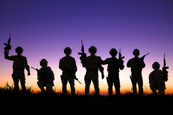 Силуэт солдатской команды на фоне восхода солнца
  - Фото, изображение