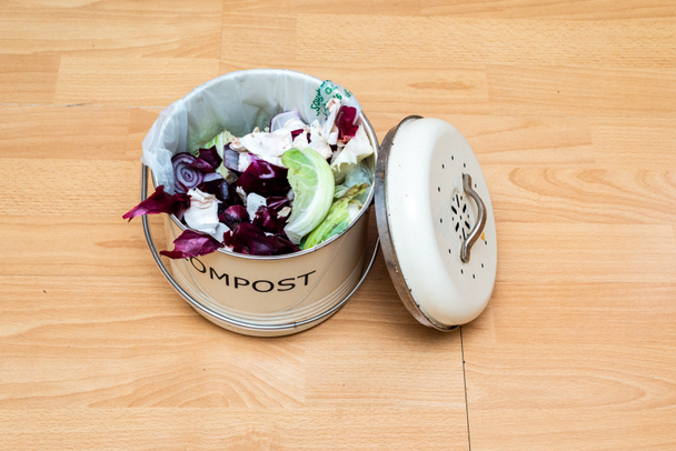 харчові відходи з домашньої кухні для екологічно чистого утилізації та компостування харчових відходів шляхом переробки в компостній банці в домашніх умовах
 - Фото, зображення