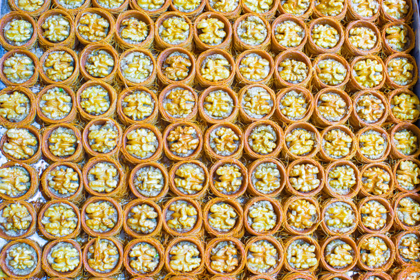 traditionelle türkische Süßigkeiten auf dem ägyptischen Basar von Istanbul - Foto, Bild