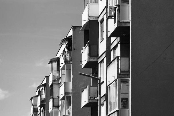 A grayscale of a residential building - 写真・画像