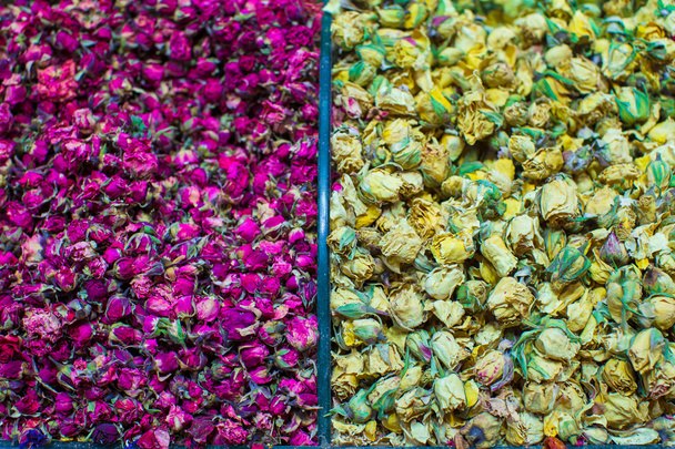 Diferentes tipos de chá no bazar egípcio em Istambul
 - Foto, Imagem