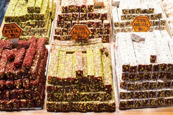Dulces tradicionales turcos en el bazar egipcio de Estambul
 - Foto, imagen