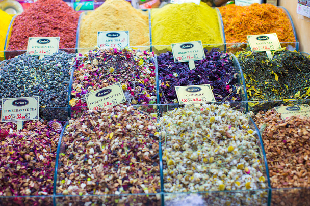 Diferentes tipos de chá no bazar egípcio em Istambul
 - Foto, Imagem