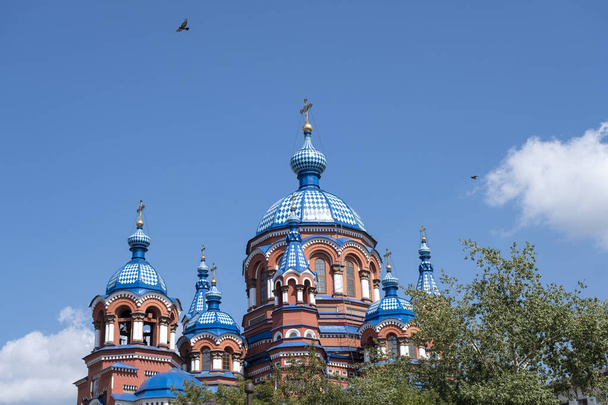 Kopuła prawosławny cerkiew przeciw bezchmurny niebo w miasto Irkuck - Zdjęcie, obraz
