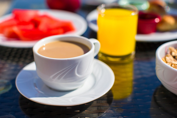 Cacau, suco e frutas para o café da manhã em um café no resort
 - Foto, Imagem