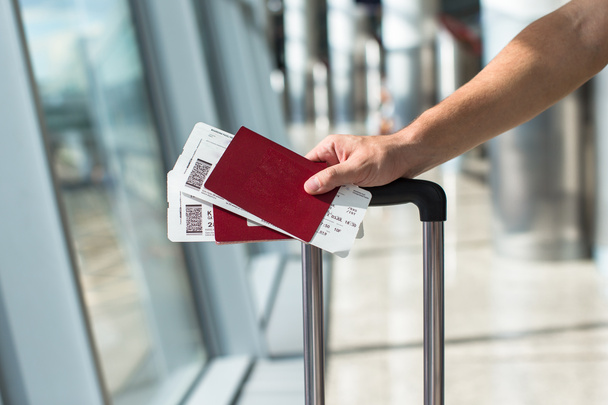 Detailní záběr muže držícího pasy a palubní vstupenku na letišti - Fotografie, Obrázek