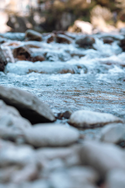 Ein schnell fließender breiter und voll fließender Gebirgsfluss. Große Felsen ragen aus dem Wasser. Großer Gebirgsfluss Katun, türkisfarben, im Altai-Gebirge, Republik Altai. - Foto, Bild