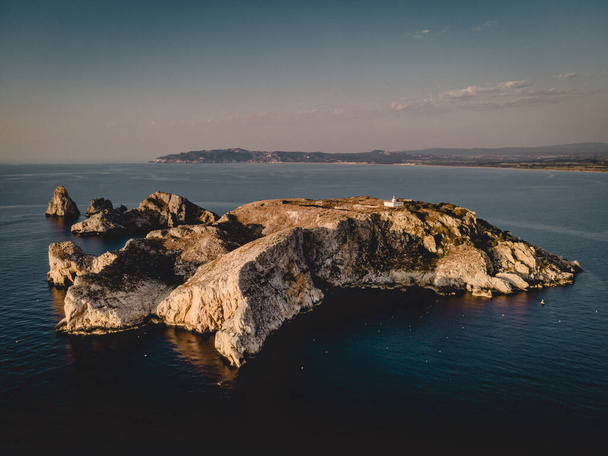 A beautiful aerial view of cliffs by the sea - Valokuva, kuva