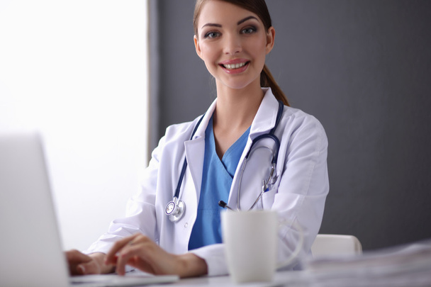 Ärztin arbeitet isoliert auf weißem Hintergrund - Foto, Bild