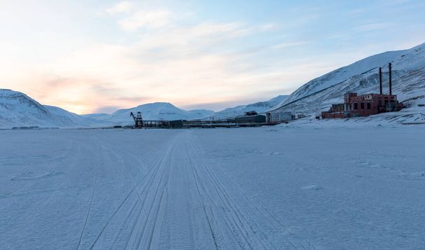 Pyramiden, Svalbard. Snowmobile tracks on the sea ice, leading to Pyramiden harbour. - Фото, зображення