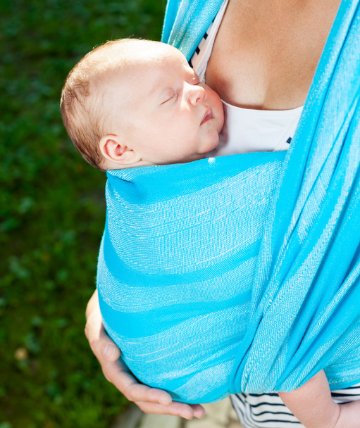 スリングで生まれたばかりの赤ちゃんを持つ女性 - 写真・画像