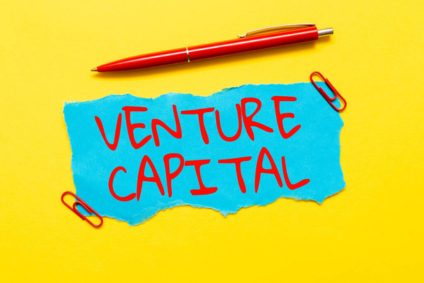 Titulek textu představující Venture Capital. Koncept znamená kapitál investovaný do projektu, v němž existuje riziko Kritické myšlení Hledání vodítek Odpovědi na otázky Shromažďování dat - Fotografie, Obrázek