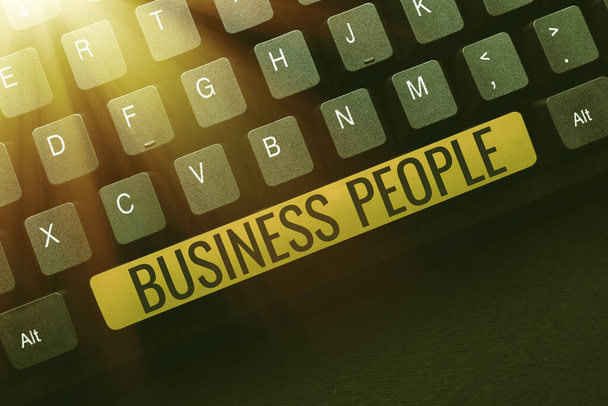 Вывеска "Бизнес-люди". Обзор бизнеса Люди, которые работают в бизнесе, особенно на уровне исполнительной власти, общаясь с друзьями в Интернете, знакомясь в Интернете - Фото, изображение