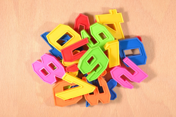 Купка пластикових кольорових чисел
 - Фото, зображення