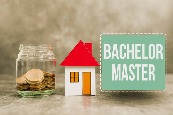 Znak tekstowy pokazujący Bachelor Master. Internet Concept Zaawansowany stopień ukończony po licencjat s jest stopień Tworzenie umowy sprzedaży nieruchomości, prezentacja domu sprzedaż Deal - Zdjęcie, obraz