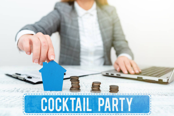 Znak tekstowy pokazujący Cocktail Party. Słowo na formalne przyjęcie z napojami alkoholowymi zwykle wczesnym wieczorem Dyskusja House Financing Plans, Wyjaśnienie kredytów mieszkaniowych i hipoteki - Zdjęcie, obraz